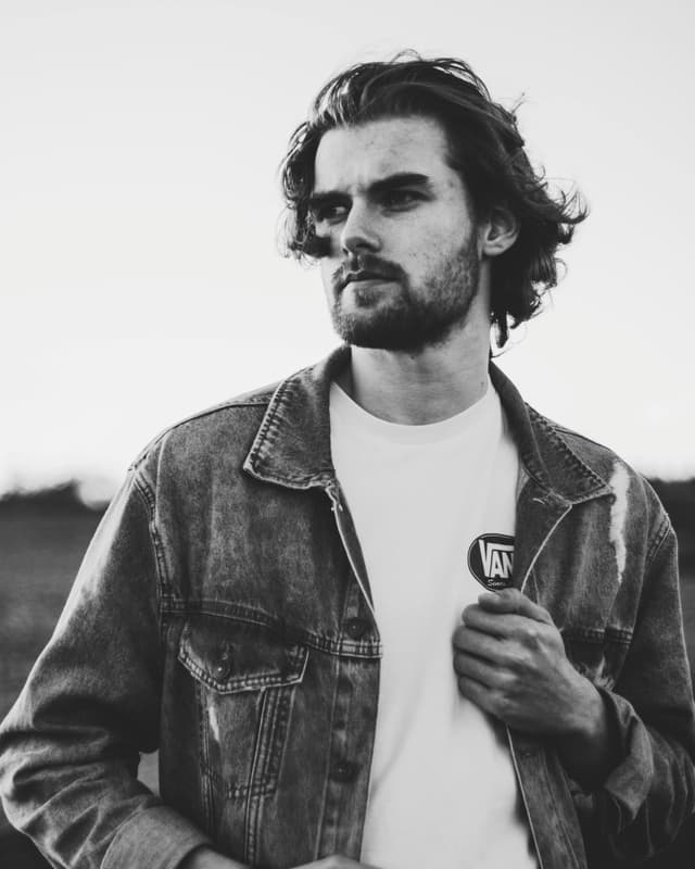 Blugi mom cu croieli moderne – o combinație retro‑cool
