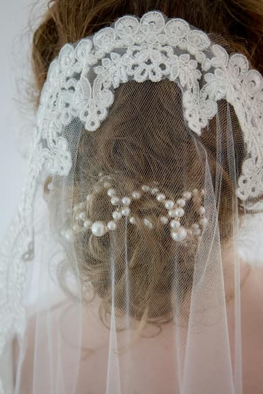 Accesorii pentru păr: de la clame elegante la bentițe sofisticate