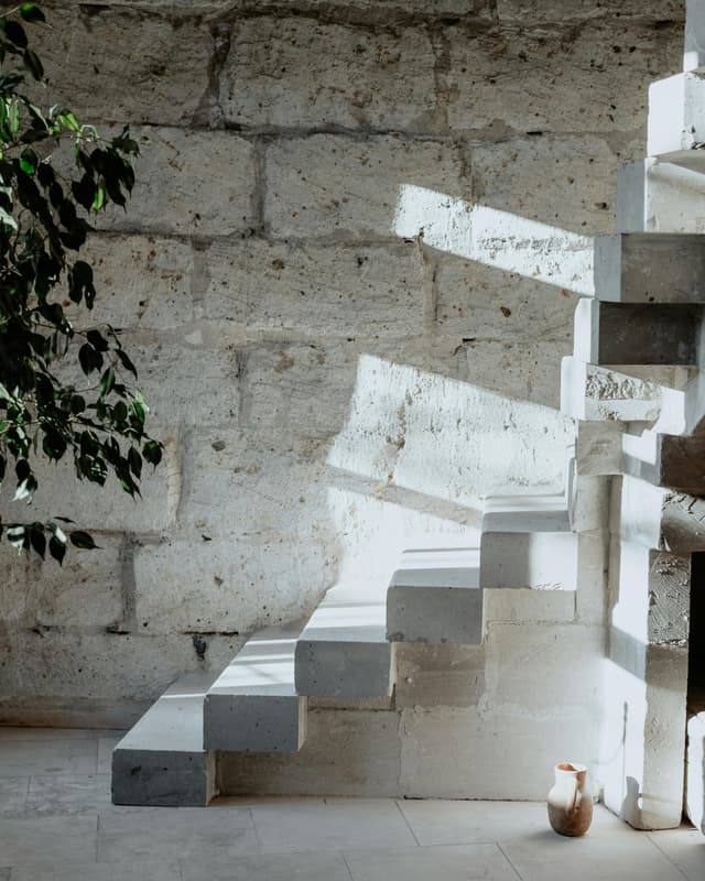 Brățări rigide – minimalism și rafinament industrial