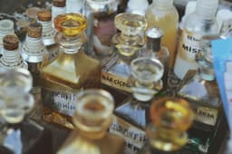 10 parfumuri de nișă pe care orice iubitoare de arome rare trebuie să le încerce