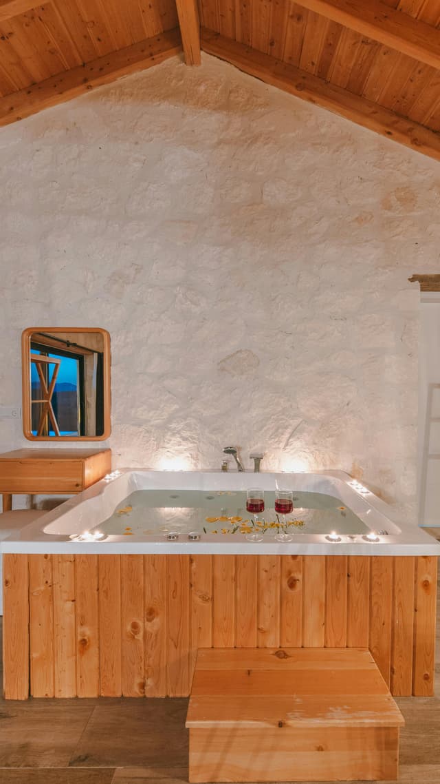 Evadare romantică la cabană cu hot tub & vin fin