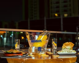 Cocktail & caviar – seară sub stele la rooftop haute cuisine