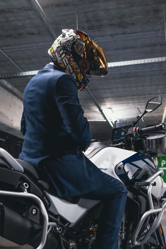 Costume cu croieli masculine – echilibru între putere și eleganță