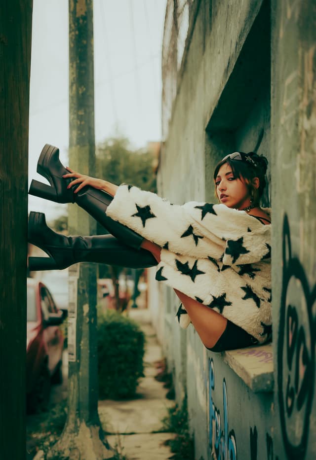 Streetwear feminin: idei de outfituri urbane la modă