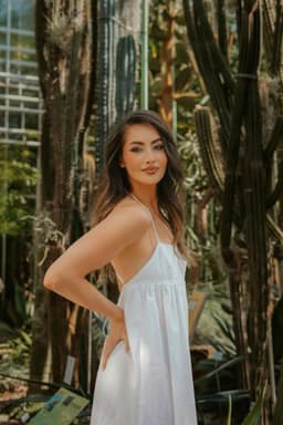 Rochia albă – piesa de rezistență a verii 2025