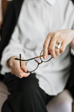 Ce bijuterii porți la birou pentru un look elegant și discret