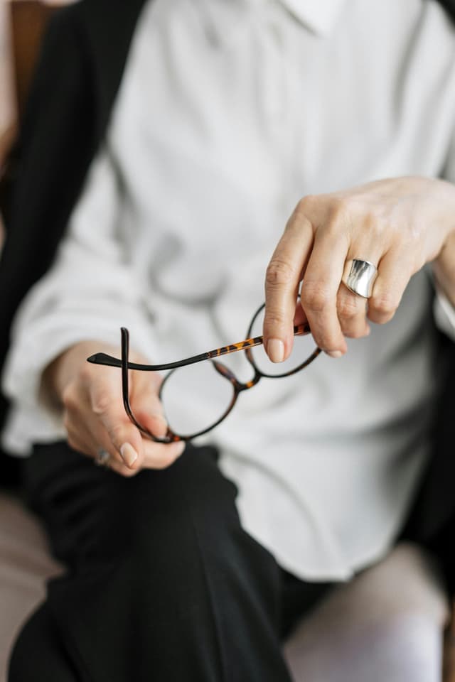 Ce bijuterii porți la birou pentru un look elegant și discret