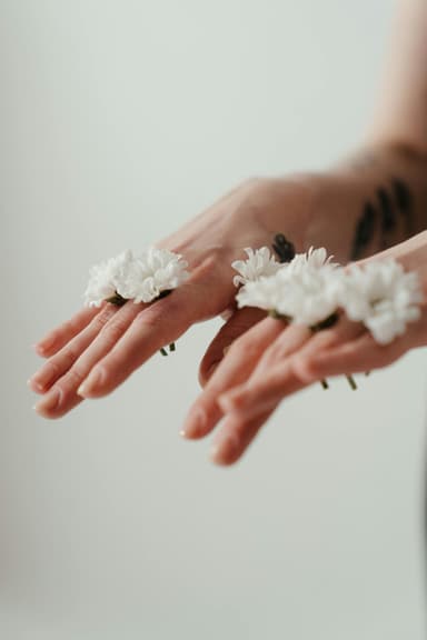 Broșe cu motive botanice – bijuterie artă în miniatură