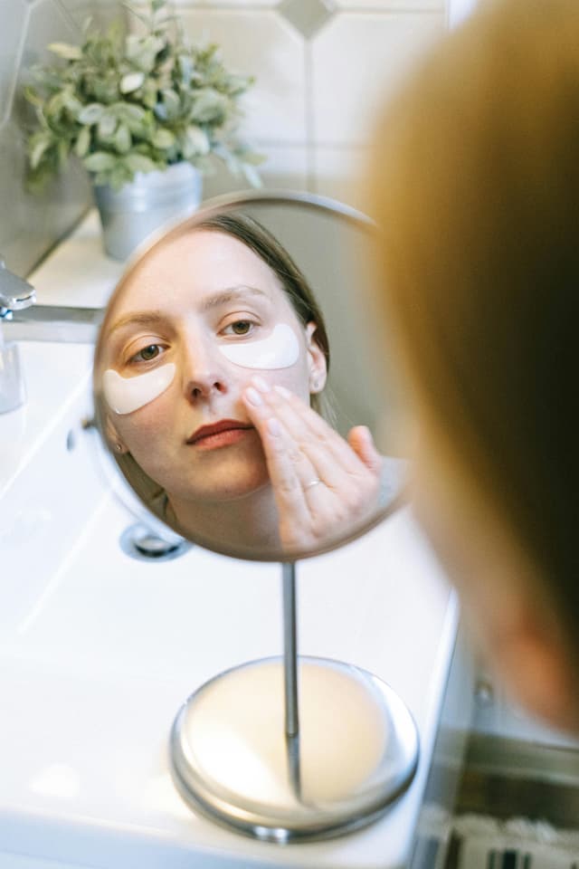 Cum să porți corect masca de față în rutina de skincare