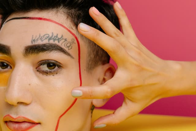 Tendințe în machiajul ochilor: eyeliner grafic și culori îndrăznețe
