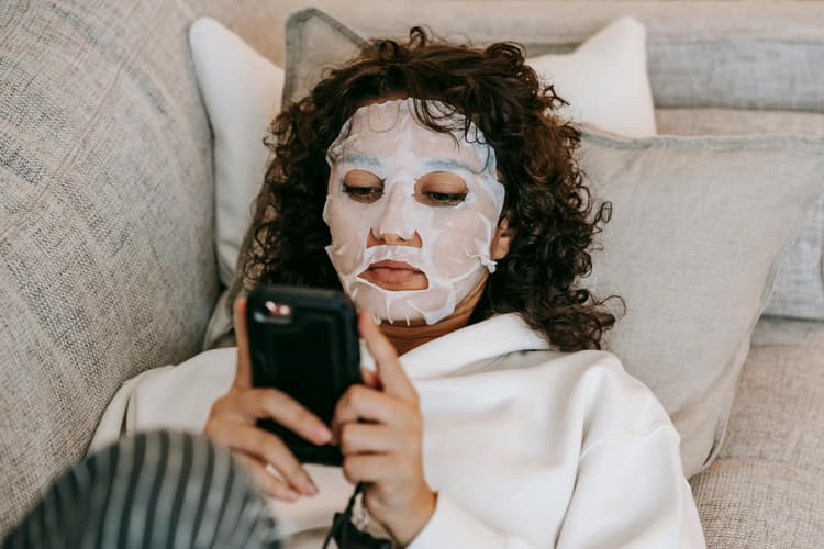 Beauty tech: gadgeturi de înfrumusețare acasă (LED mask, roller etc.)