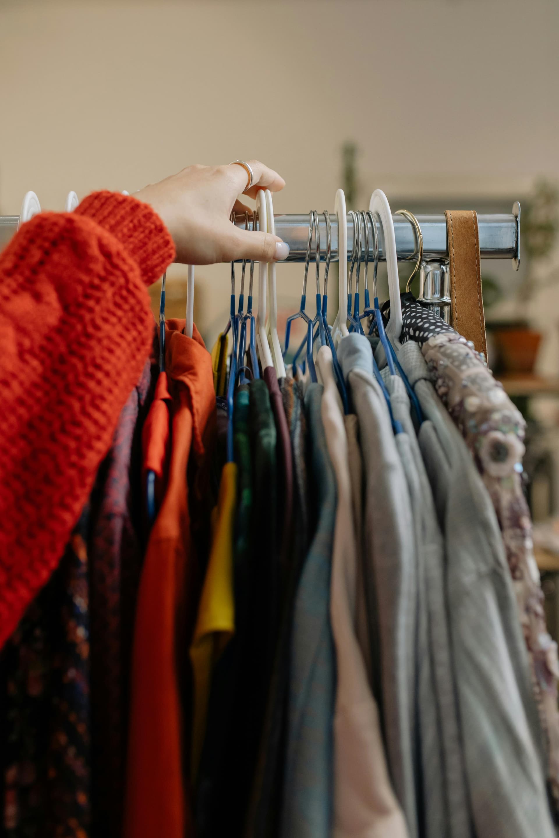 Haine second-hand: cum să găsești comori vestimentare la mâna a doua