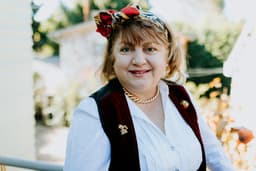 Cum să porți broșe moderne fără să pari demodată