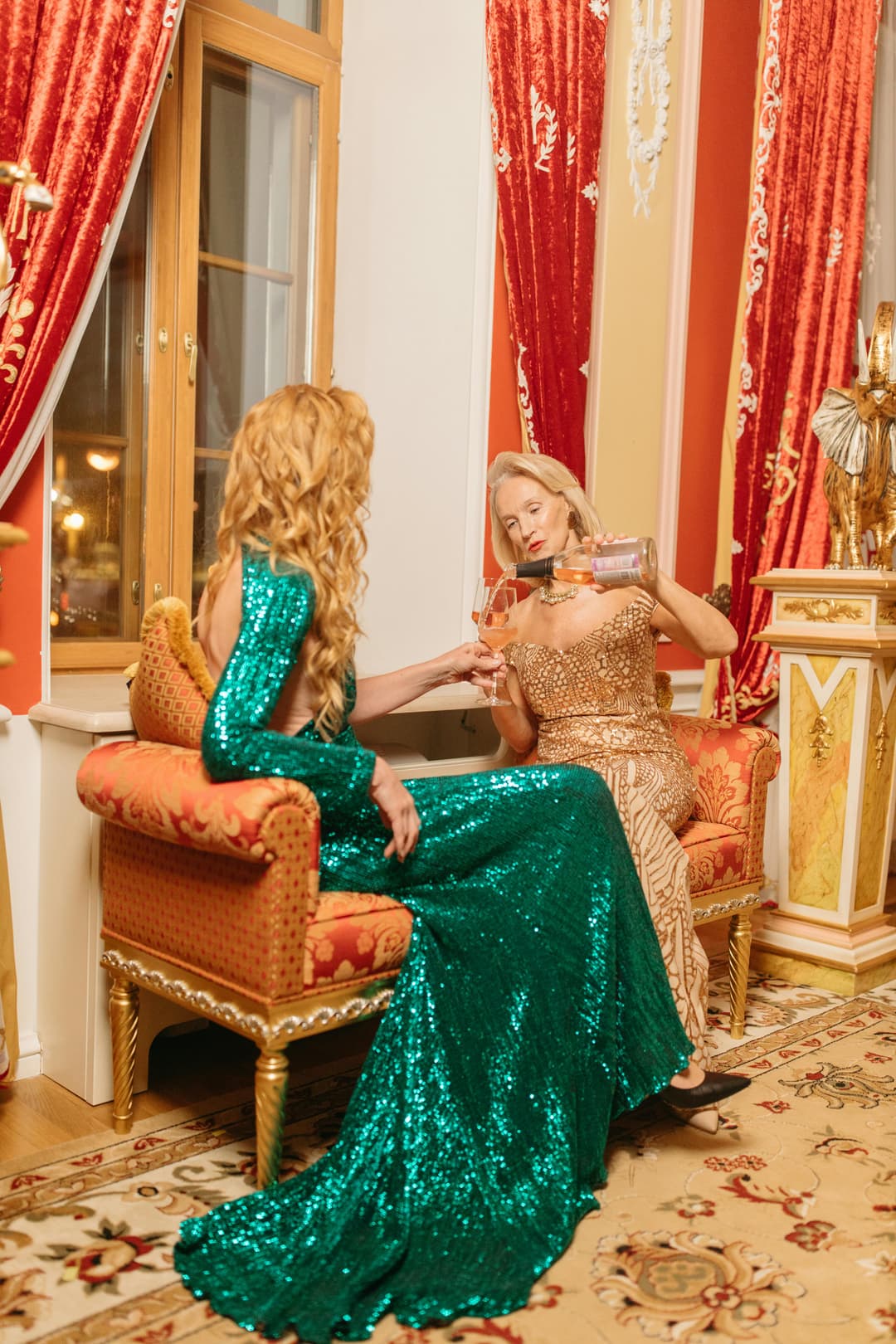 Secrete de stil de la stiliștii vedetelor: cum obții un look demn de covorul roșu