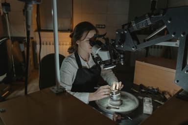 Ghid practic: Întreținerea bijuteriilor de lux pentru strălucire eternă
