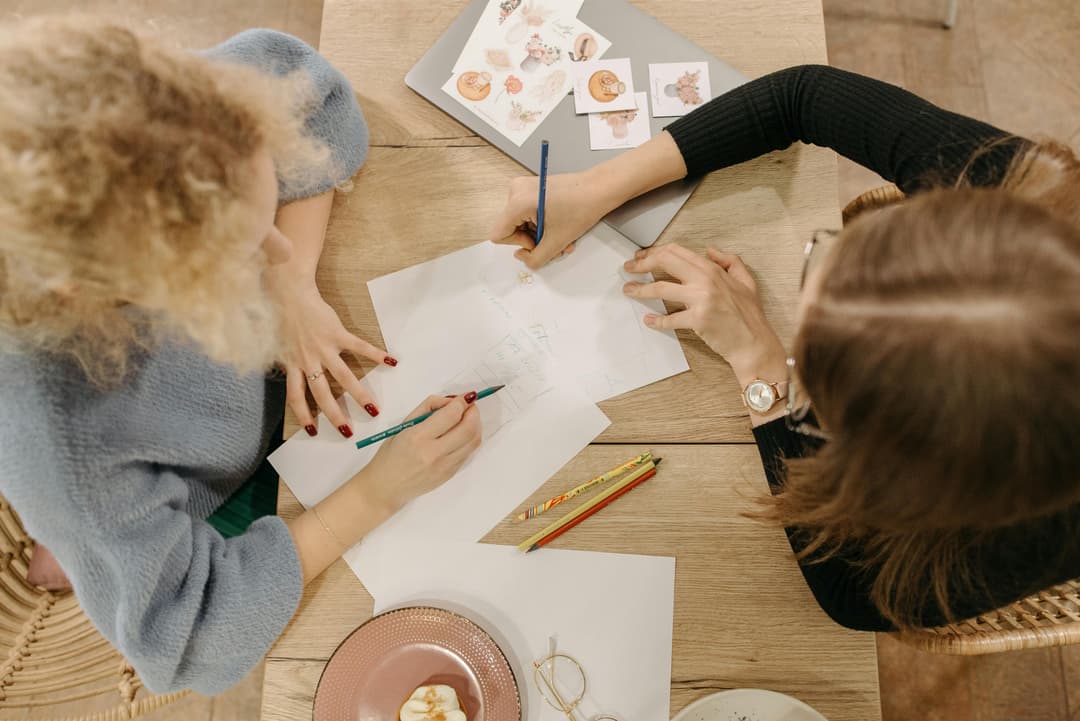 Bijuterii inspirate din artă: când moda întâlnește creativitatea