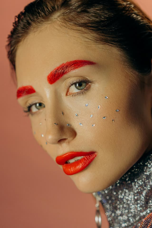 Top 7 nuanțe de ruj roșu de la branduri de lux pentru un look elegant și îndrăzneț