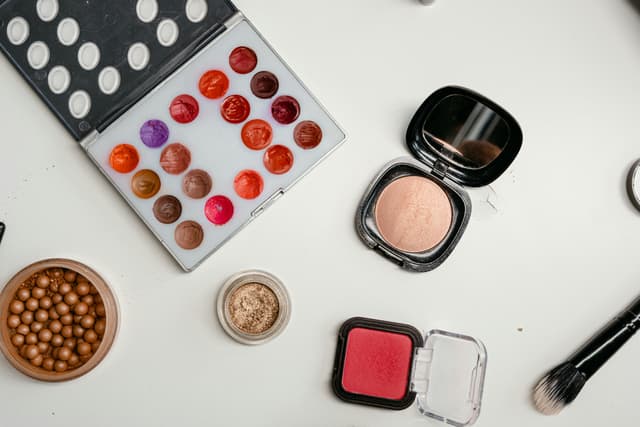 Top 10 produse de make-up sub 100 de lei