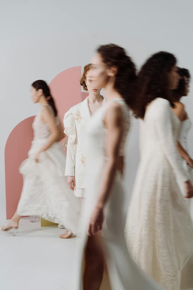 Evoluția siluetei feminine: de la New Look-ul Dior la diversitatea de pe catwalk-ul actual
