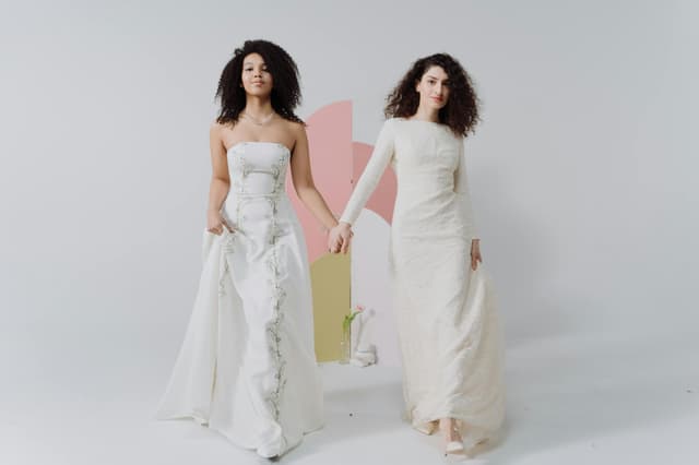 Tendințe în moda de mireasă 2025: rochii, machiaj și coafuri