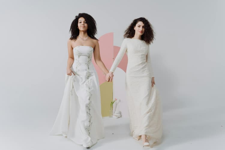 Tendințe în moda de mireasă 2025: rochii, machiaj și coafuri