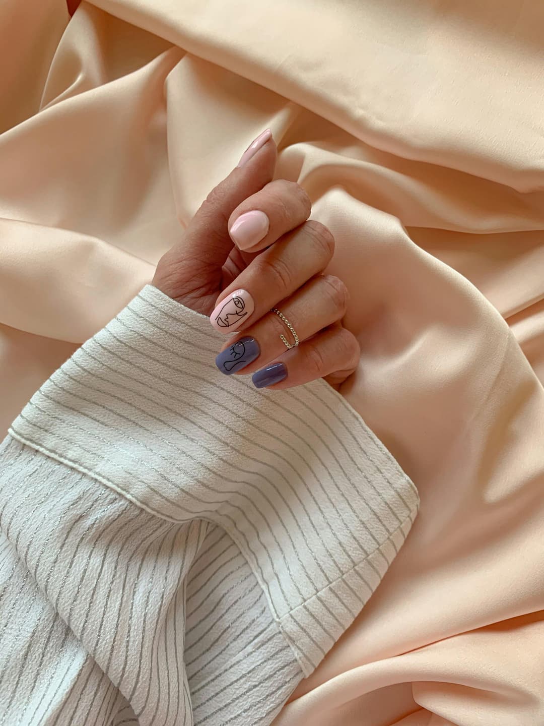 Manichiură la modă: culori și modele trendy pentru unghii