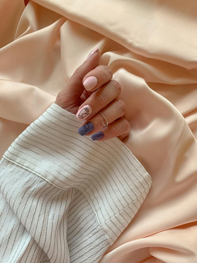 Manichiură la modă: culori și modele trendy pentru unghii