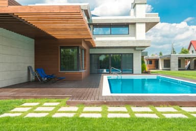 Grădini spectaculoase și piscine infinity: trenduri în designul reședințelor de lux