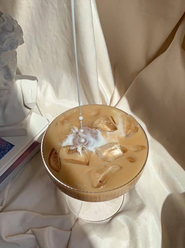 Contouring soft în tonuri mocha mousse