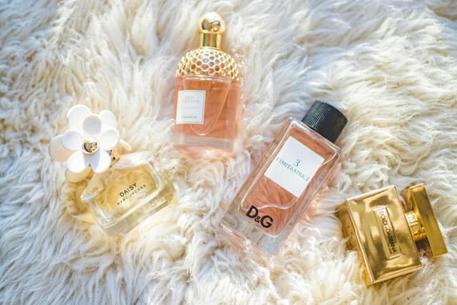 Perfume layering: cum combini note pentru aroma ta