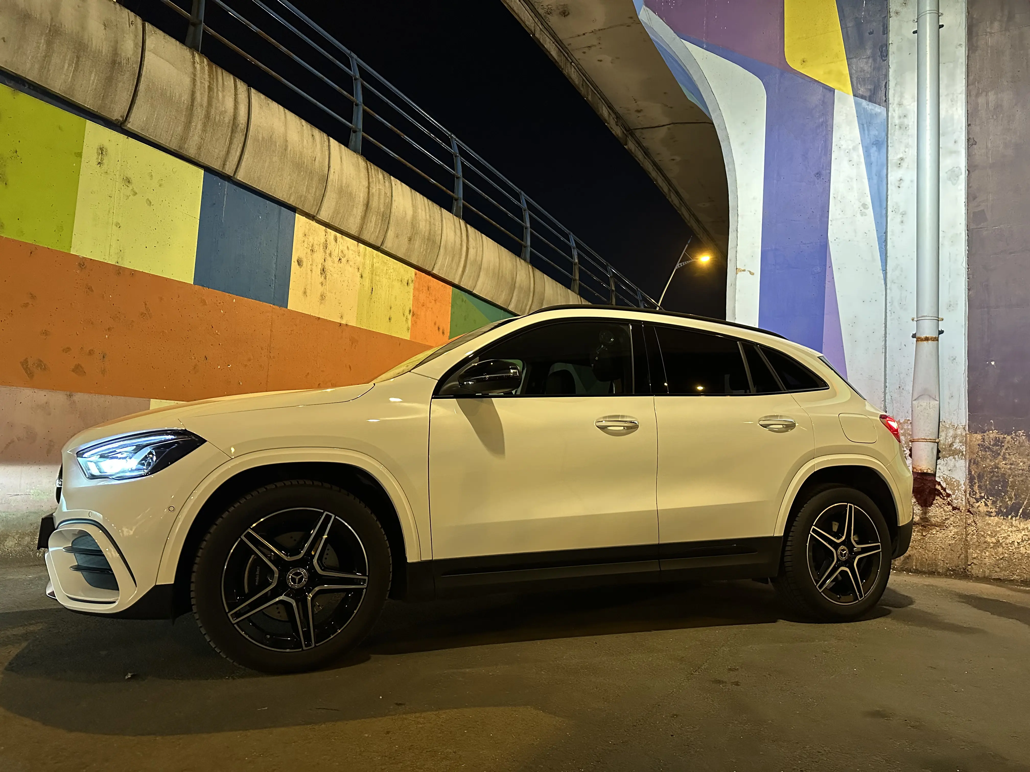 Test drive Mercedes GLA 250e: SUV-ul hibrid perfect pentru oraș